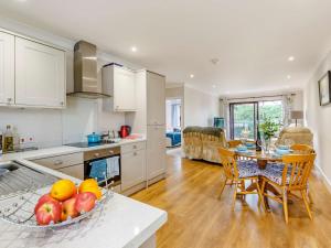 una cucina e una sala da pranzo con un cesto di frutta su un tavolo di 2 Bed in Dartmoor 83841 a Ivybridge