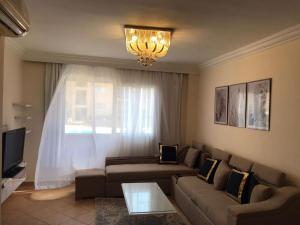 sala de estar con sofá y ventana en Serra Resort-Napa- Great Area en Sharm El Sheikh