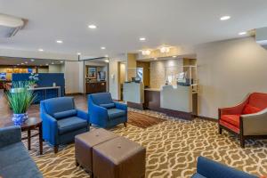 um átrio do hotel com cadeiras e uma sala de espera em Comfort Inn Layton - Salt Lake City em Layton