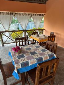 瓦塔姆的住宿－SAMAKI VILLAGE，一间带桌椅和窗户的用餐室