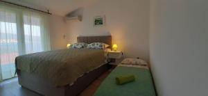 Ένα ή περισσότερα κρεβάτια σε δωμάτιο στο APARTMANI MARTIN