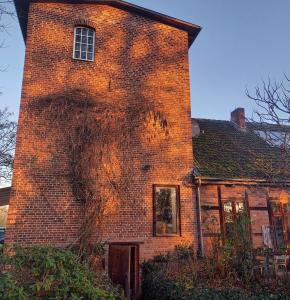an old brick building with weeds growing on it at Einfachlosmachen Turmzimmer 