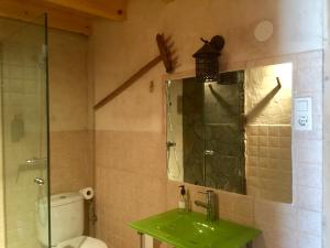 a bathroom with a green sink and a toilet at La Casa de La Duquesa in Zafara