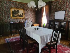 comedor con mesa blanca y sillas en Scottwood Inn, en Toledo