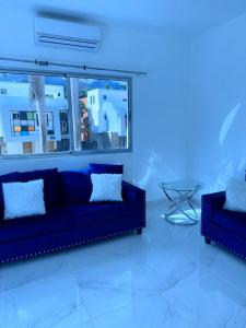 sala de estar con sofá azul y mesa en Luxury in Paradise 2 en San Felipe de Puerto Plata