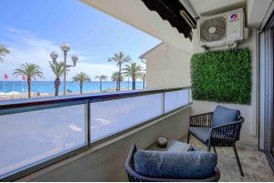 Flat design with SEA view promenade des anglais في نيس: غرفة مع شرفة مطلة على الشاطئ