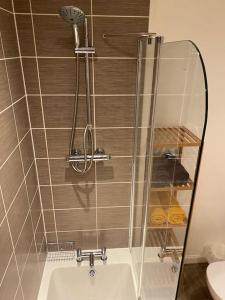 y baño con ducha y lavabo. en Modern 3bed house in central location & free parking en Aberdeen
