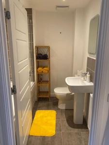 een badkamer met een wit toilet en een wastafel bij Modern 3bed house in central location & free parking in Aberdeen