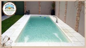 einen Pool im Hinterhof in der Unterkunft Cabana Alpinas del Parque in General Belgrano