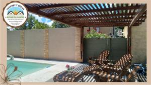 eine Terrasse mit zwei Stühlen und einem Swimmingpool in der Unterkunft Cabana Alpinas del Parque in General Belgrano