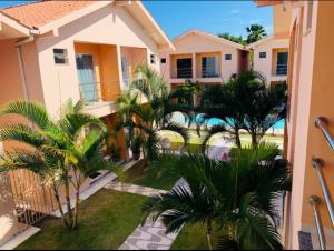 una vista aérea de una casa con palmeras en Condominio Jardim Tropical, en Porto Seguro