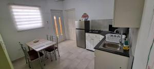 cocina con fregadero y mesa con mesa en LUCA apartment 5H, en Noord