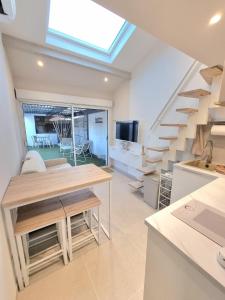 una cocina y una sala de estar con escaleras en una casa en Studio moderne avec jardin Côte Bleue, en Le Rove