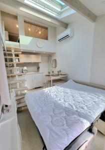 una habitación de hospital con una cama en una habitación en Studio moderne avec jardin Côte Bleue, en Le Rove
