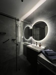 Ванна кімната в APARTAMENT DISCReeT SLeeP iN CITY CENTER PARKING GARAŻ KOZIA KIELCE