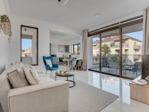 ein Wohnzimmer mit einem Sofa und einem Tisch in der Unterkunft Sanders Palama Limassol in Limassol