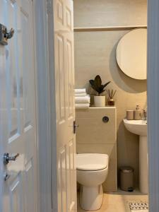 a bathroom with a toilet and a sink at Stylish One Bedroom Flat Chancery Lane in London