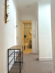 a hallway with a bathroom with a toilet at Stylish One Bedroom Flat Chancery Lane in London