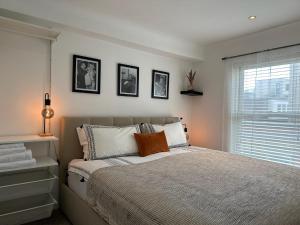 Un dormitorio con una cama grande y una ventana en Stylish One Bedroom Flat Chancery Lane, en Londres