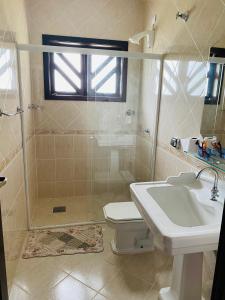 W łazience znajduje się prysznic, toaleta i umywalka. w obiekcie Casa de Campo w mieście Colônia Murici
