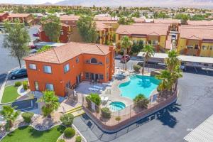 Πισίνα στο ή κοντά στο Hawk Ridge Two Bedroom Condo by Cool Properties