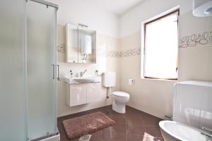 Koupelna v ubytování Apartment Silvana + 36 fotografií