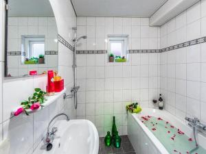 ein weißes Badezimmer mit Badewanne und Waschbecken in der Unterkunft Home with lots of privacy, in the forest in De Bult + 32 Fotos