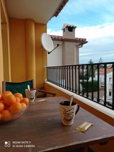 una mesa con un bol de naranjas en el balcón en La casita de Daniel, en Turís