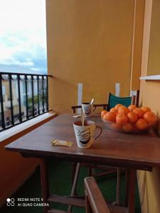 - une table avec un bol d'oranges sur un balcon dans l'établissement La casita de Daniel, à Turís