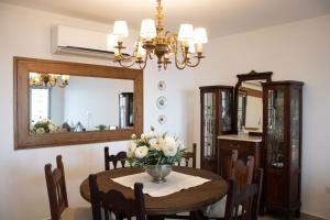 uma sala de jantar com uma mesa com um vaso de flores em IL Fiume - Exclusivo departamento Premium con Vista al Río em Posadas