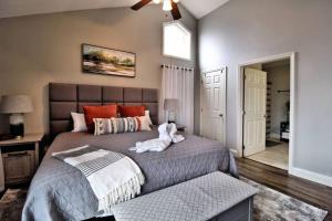 un dormitorio con una cama con un animal de peluche en Mountain Escape Chalet-Paradise!, en Gatlinburg