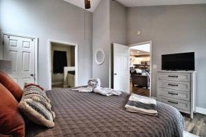 un perro acostado en una cama en un dormitorio en Mountain Escape Chalet-Paradise!, en Gatlinburg