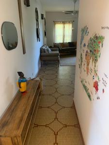 un soggiorno con una mappa del mondo sul muro di Appartement à la Zone du Bois a Ouagadougou