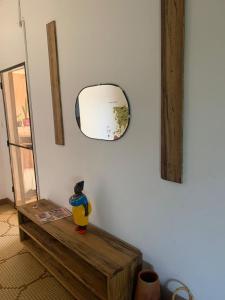 um pato de borracha sentado numa mesa ao lado de um espelho em Appartement à la Zone du Bois em Ouagadougou