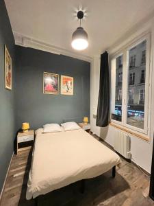 パリにあるHostel Du Globeのベッドルーム(白いベッド1台、窓付)