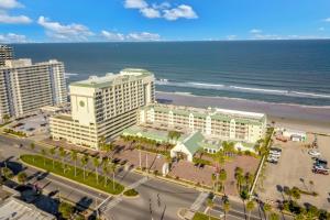Daytona Beach Resort في دايتونا بيتش: اطلالة جوية على الفندق والشاطئ