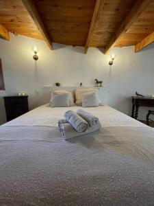 ein Schlafzimmer mit einem großen Bett mit zwei Handtüchern darauf in der Unterkunft Maison de gardians traditionnelle - Espiguette in Le Grau-du-Roi