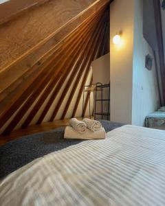 ein Bett mit zwei Handtüchern darüber in der Unterkunft Maison de gardians traditionnelle - Espiguette in Le Grau-du-Roi