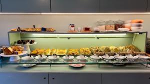 una vitrina llena de diferentes tipos de alimentos en Casa dos Lóios by Shiadu, en Oporto