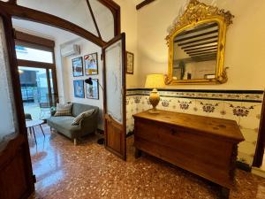 een woonkamer met een spiegel en een bank bij Casa Villalonga in Villalonga