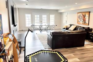 波托馬克的住宿－Hygge, Upscale & Relaxing Luxury，客厅配有沙发和桌子