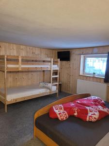 Giường trong phòng chung tại Ferienhaus Gertrud