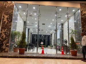 Ein Mann steht vor einem Gebäude mit orangefarbenen Kegeln. in der Unterkunft Scandic resort سكانديك ريزورت in Hurghada + 208 Fotos