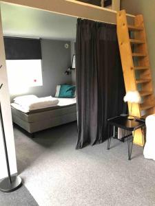 - une chambre avec des lits superposés et une échelle dans l'établissement Hässleholm med närhet till strövområde och sjö, à Tormestorp