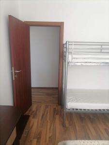um quarto com um beliche ao lado de uma porta em Двустаен апартамент em Sveti Vlas