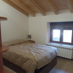 a bedroom with a large bed and a window at Suite a las orillas del Duero 