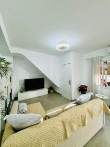 - une chambre avec un lit et une télévision à écran plat dans l'établissement Ana Mari's Studio in Frigiliana, à Frigiliana