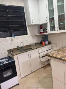 Virtuvė arba virtuvėlė apgyvendinimo įstaigoje Casa próx. à Praia das Astúrias
