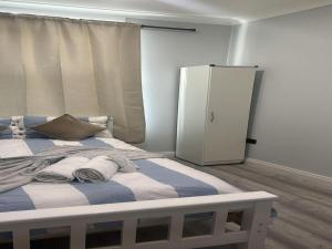 Katil atau katil-katil dalam bilik di Private Studio Sleeps 2 next to Acton Park +4 gambar