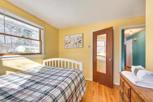 1 dormitorio con cama y ventana en Pet-Friendly Merrimack Home with Grill 8 Mi to Mall, en Merrimack